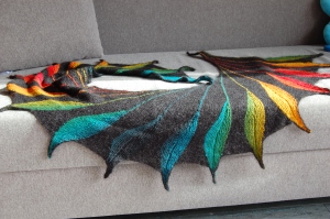 Modèle Dreambird par Nadita Swing, laines  Isager Strik Silk Mohair coloris 30, et Schoppel-Wolle Zauberball coloris Tropical fish