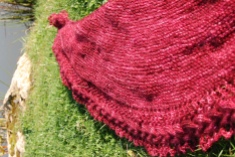 Châle French Cancan par Mademoiselle C, en (Vil)laine Solitaires fing coloris Trouver l'écharpe du rouge-gorge